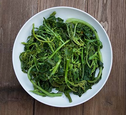 Il ramolaccio, erba spontanea del territorio laziale