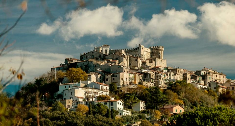 Vista del Castello Orsini di Nerola e del borgo