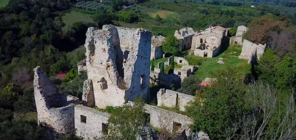 Il borgo fantasma di Stazzano Vecchio