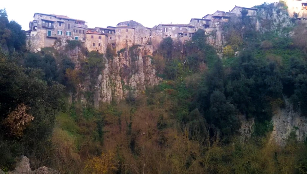 Artena e le sue case arroccate sul costone calcareo alle falde dei Monti Lepini
