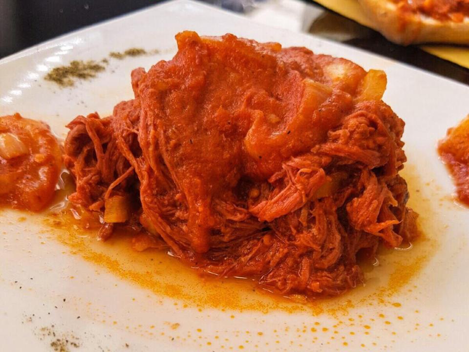 Lesso alla picchiapò, secondo piatto tipico della cucina popolare romana