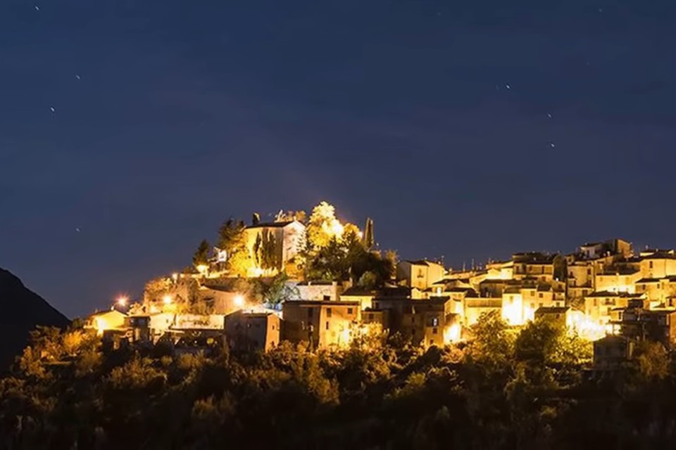 Vista notturna del borgo medievale di Jenne illuminato 
