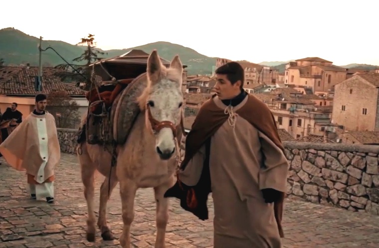 Scena della rievocazione storica intitolata Sulle orme della Mula, estratta dal video di Claudio Tofani del 2019. La mula viene condotta lungo le vie di Alatri.