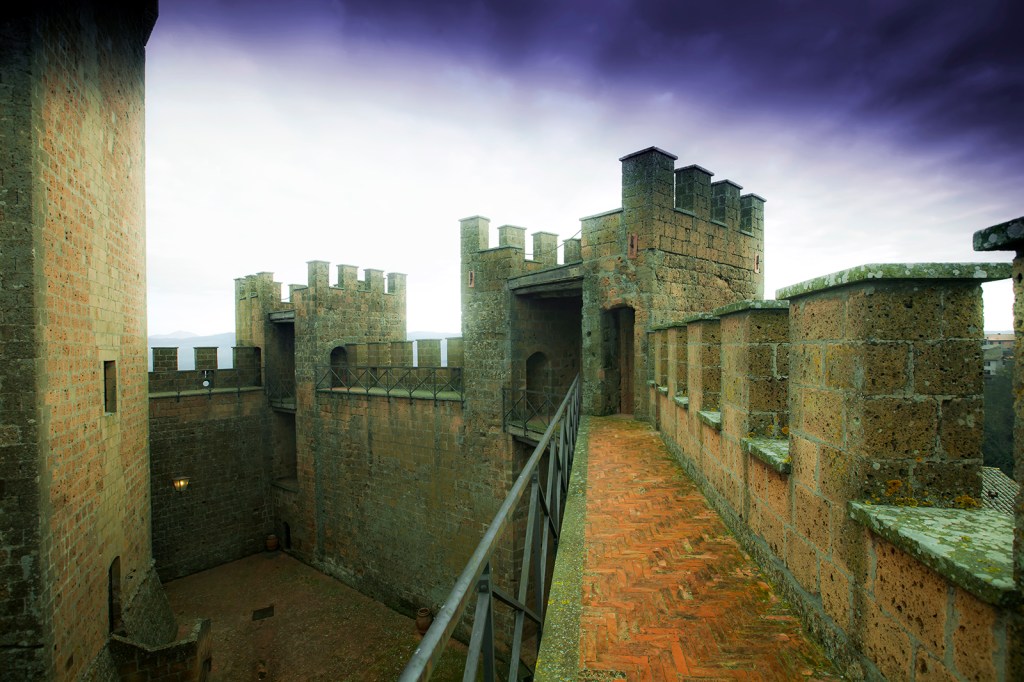 Il Castello di Proceno, vista del camminamento di ronda e delle due torri minori merlate