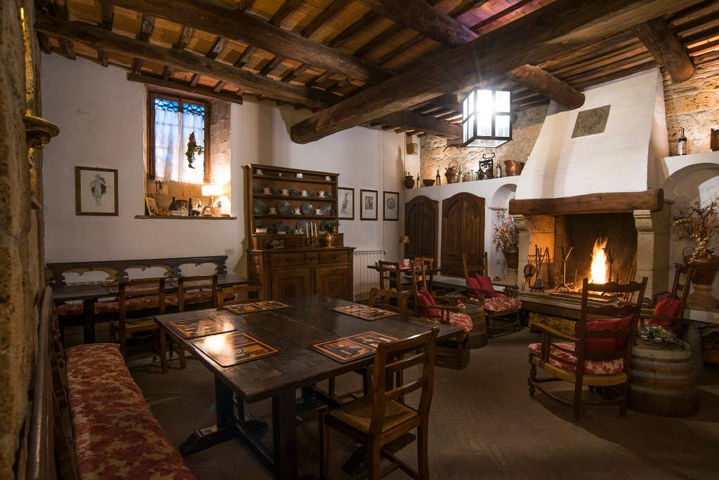 Castello di Proceno, l'Osteria, il ristorante all'interno del Castello, con il camino acceso