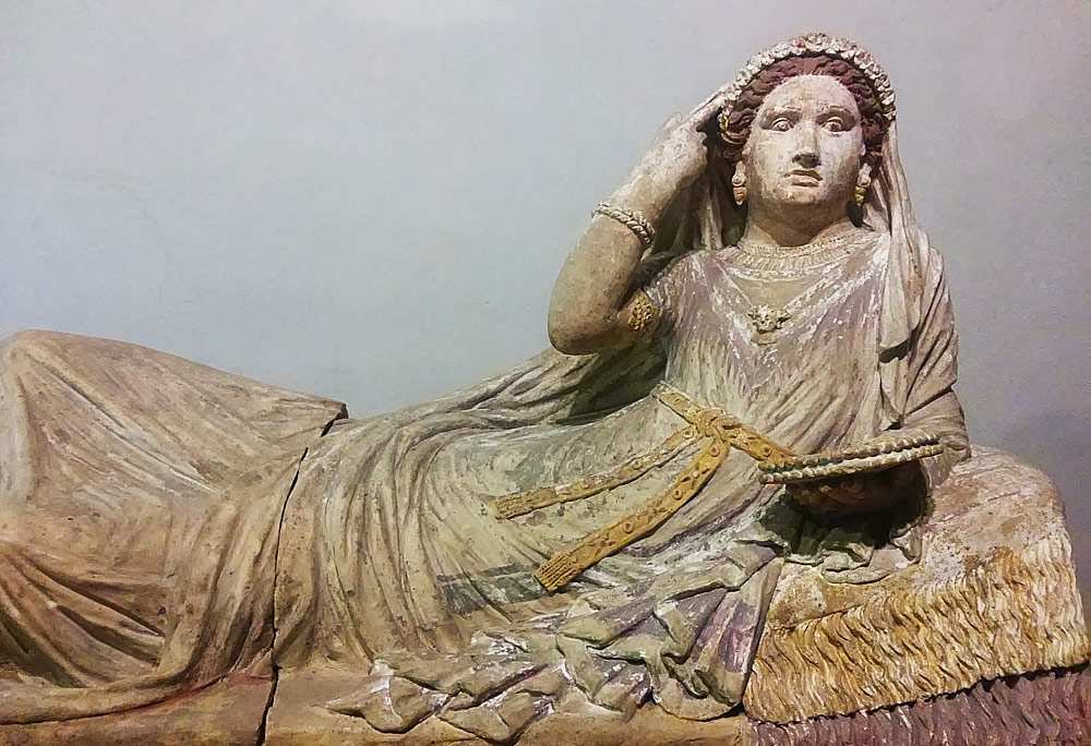 Statua di donna etrusca esposta al Museo Archeologico Nazionale di Firenze