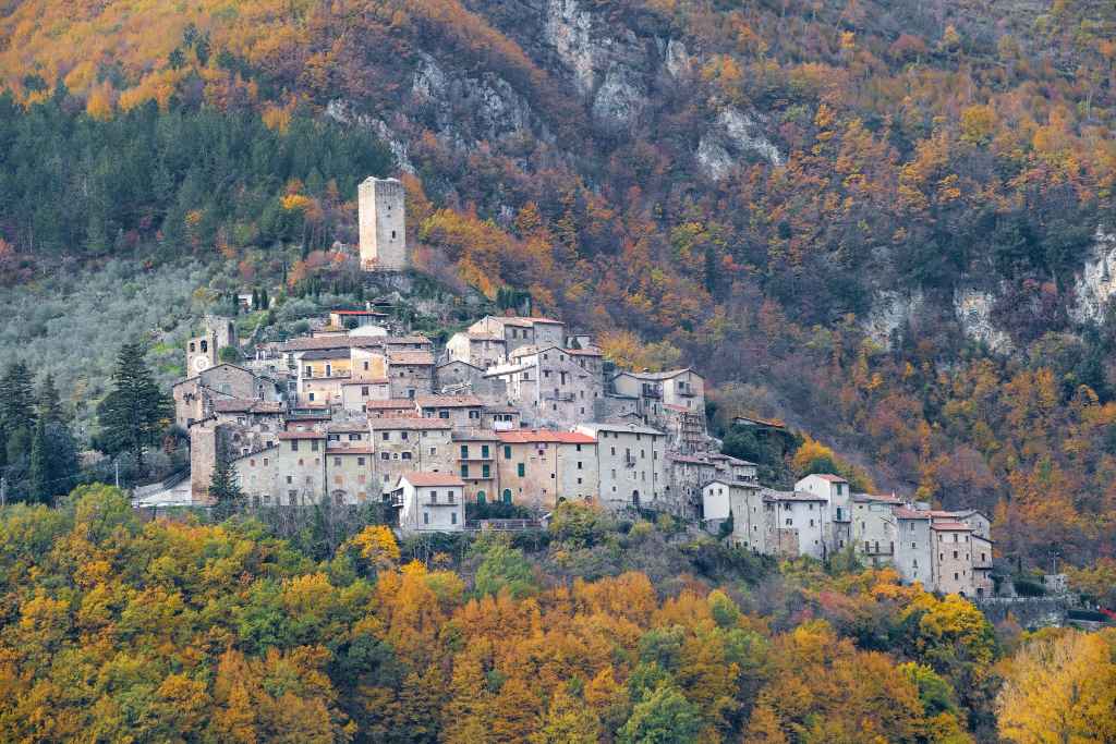 Vista del borgo di Castel Sant'Angelo, borgo medievale in provincia di Rieti, affacciato sulla Piana di San Vittorino.