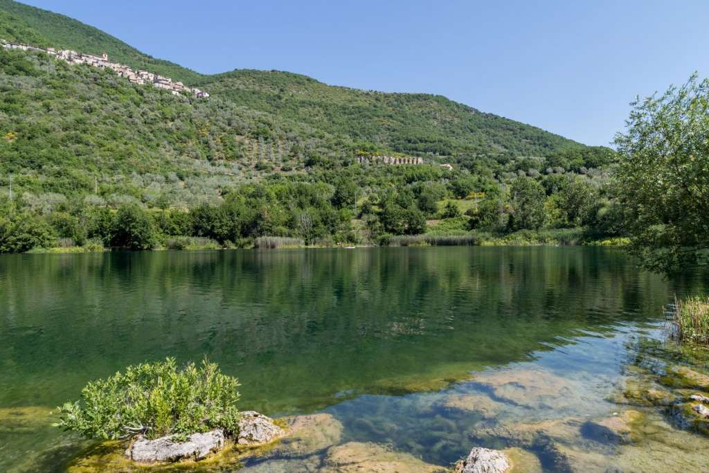 Vista del Lago di Paterno, nel territorio di Castel Sant'Angelo, immerso nella natura rigogliosa della valle del Velino.