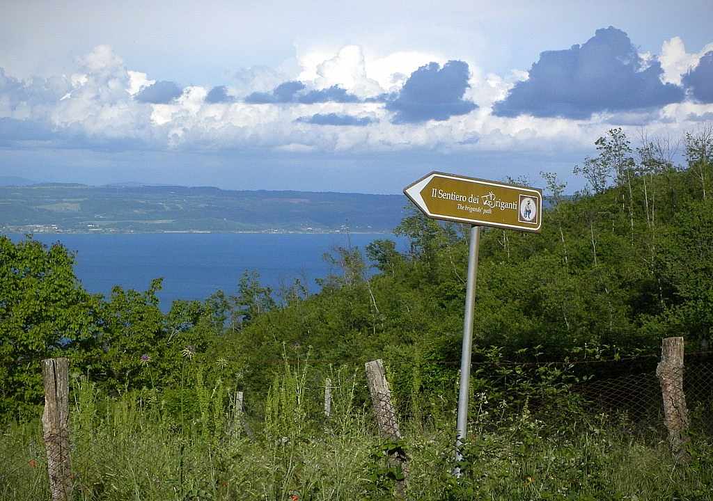 Vista del Lago di Bolsena dal Sentiero dei Briganti nell'Alta Tuscia. 