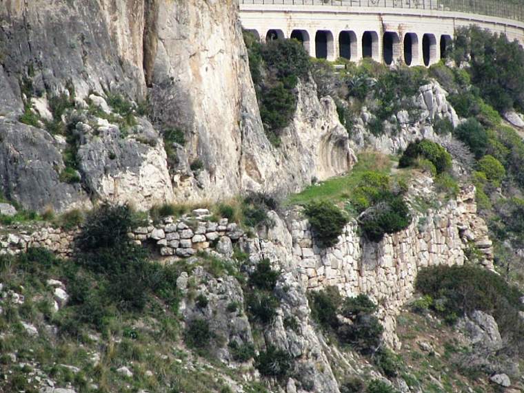 Alcuni tratti dell'antica via Flacca sono ancora visibili dal mare, da dove si avvistano gli antichi muri di sostegno al tracciato. 