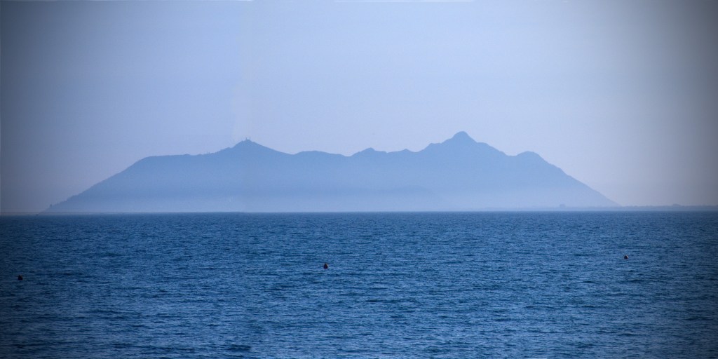 Vista del Monte Circeo dal mare, da dove appare come se fosse un'isola.