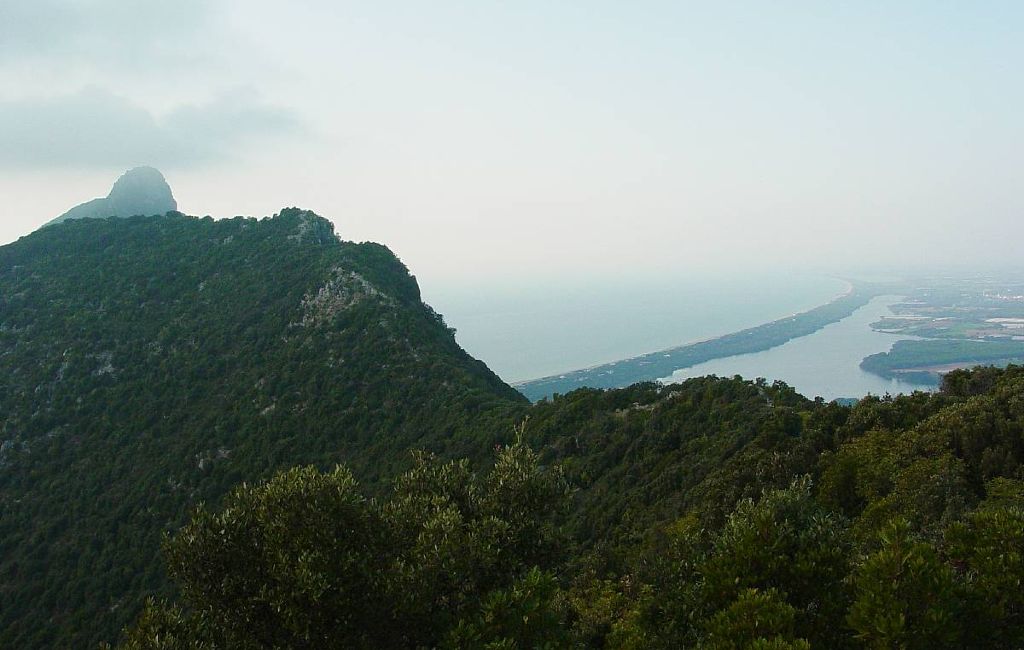 Vetta del Monte Circeo e vista del litorale nord sul lago e sulla spiaggia di Sabaudia