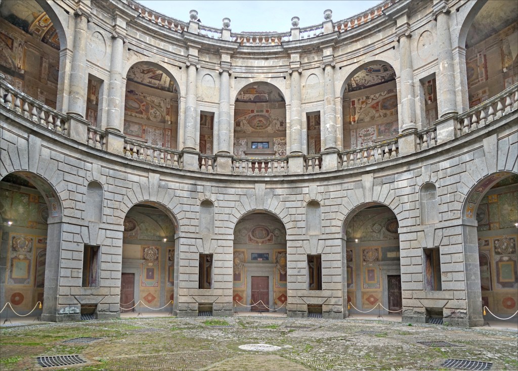 Caprarola - Palazzo Farnese - Cortile Interno Circolare