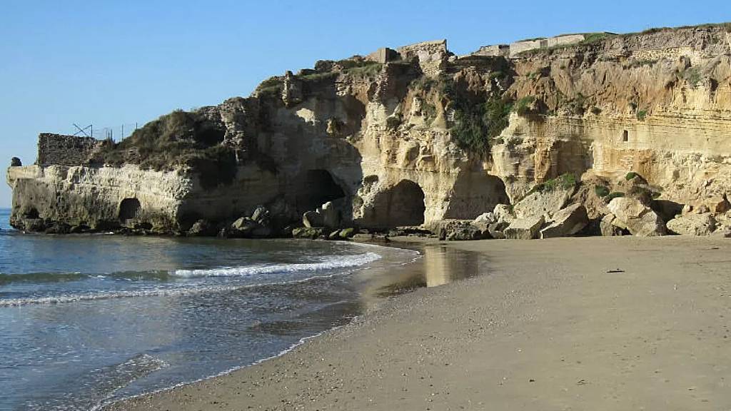 Grotte Di Nerone La Spiaggia Di Anzio Con Una Villa Imperiale Sul Mare Grotte Di Nerone La Spiaggia Di Anzio Con Una Villa Imperiale Sul Mare