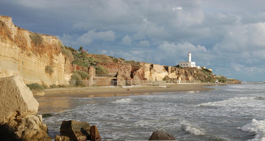 grotte-di-nerone-la-spiaggia-di-anzio-con-una-villa-imperiale-sul-mare