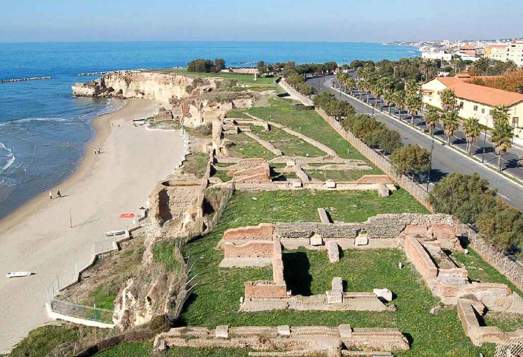 grotte-di-nerone-la-spiaggia-di-anzio-con-una-villa-imperiale-sul-mare
