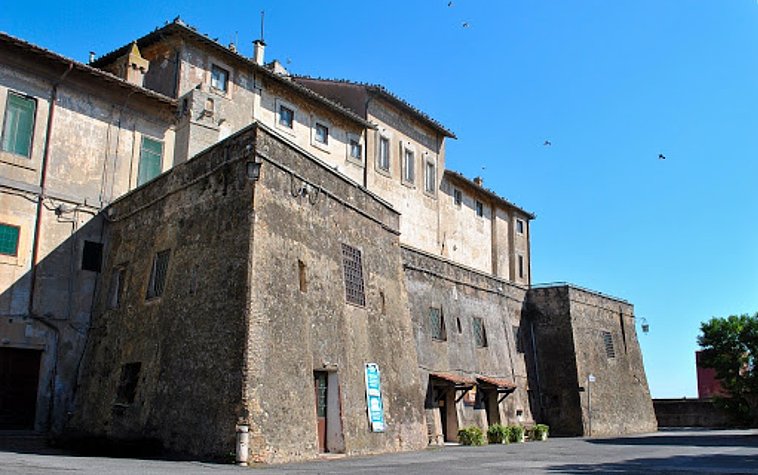 Castello di San Giorgio, a Maccarese. Vista degli antichi bastioni, uno dei set del film di Carlo Verdone "Bianco, rosso e Verdone" (1981).
