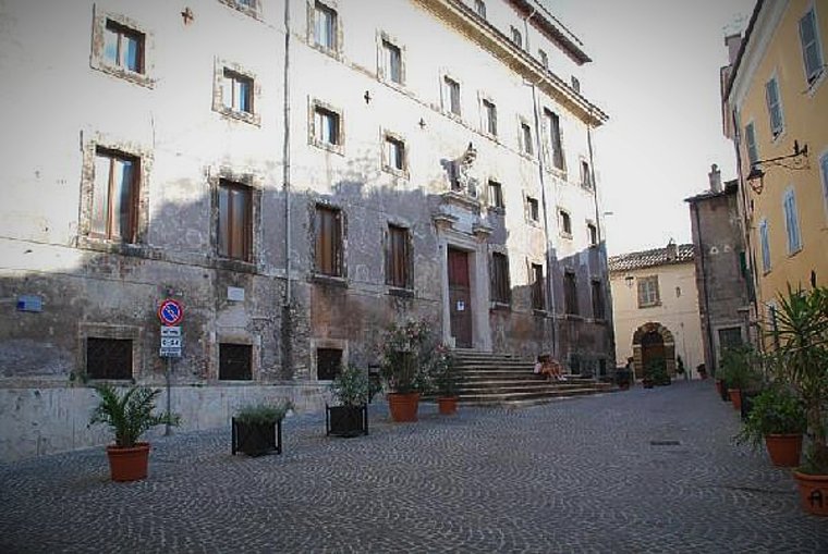 Piazza del Seminario e Palazzo del Seminario, a Tivoli, uno dei set del film di Carlo Verdone "Bianco, rosso e Verdone" (1981).
