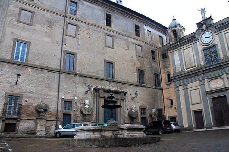Piazza Umberto I a Bassano Romano, set del film di Carlo Verdone, "Bianco, rosso e Verdone" (1981).