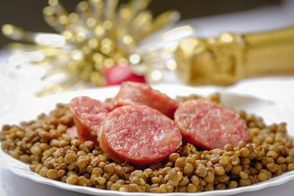 Piatto di lenticchie e cotechino, pietanza tradizionale del Capodanno nella cucina italiana e laziale.