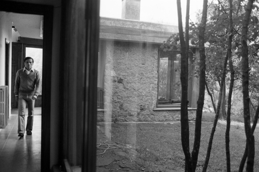 Pier Paolo Pasolini nella sua residenza a Torre Chia - Credits polytroponmagazine.com