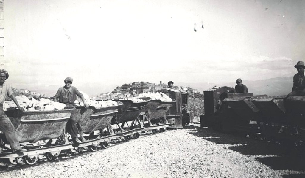 Minatori e operai impegnati nelle operazioni di scavo delle gallerie del Monte Soratte, tra il 1939 ed il 1943