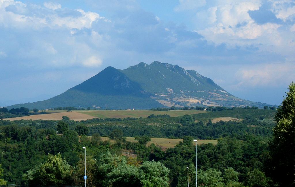 Vista del Monte Soratte, un massiccio calcareo che si erge isolato nella pianura della campagna romana, dominando la vallle del Tevere