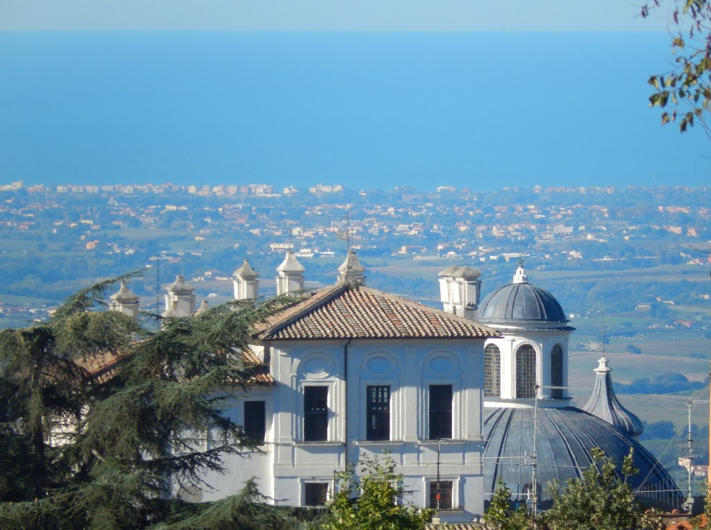 Ariccia - Palazzo Chigi e cupola della Collegiata S. Maria Assunta, sullo sfondo il litorale laziale 
