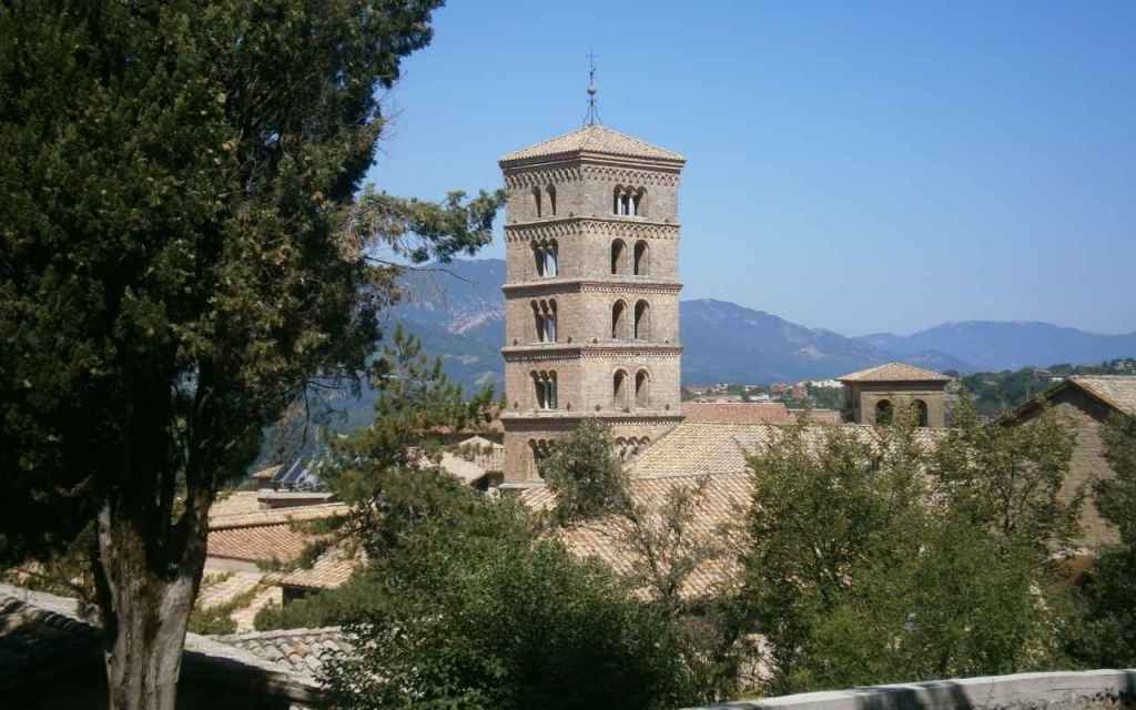 Il Campanile romanico della Cattedrale del Monastero di Santa Scolastica a Subiaco. 