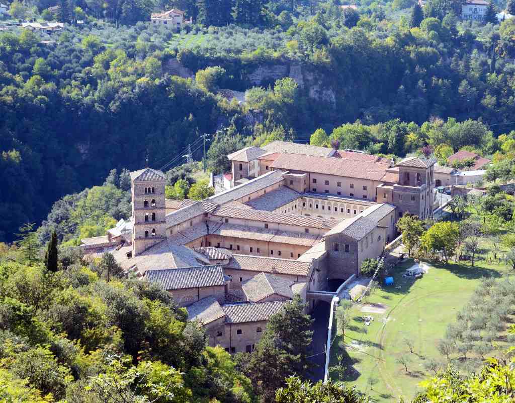 Il complesso del Monastero di Santa Scolastica di Subiaco, visto dall'alto. Si distinguino due dei tre chiostri costruiti nel corso dei secolo ed il campanile romanico della Cattedrale