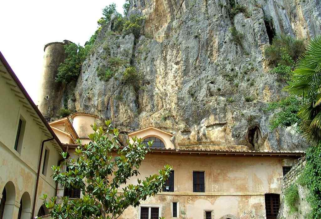 Vista parziale del Cortile dei Corvi nel Monastero del Sacro Speco di San Benedetto a Subiaco.