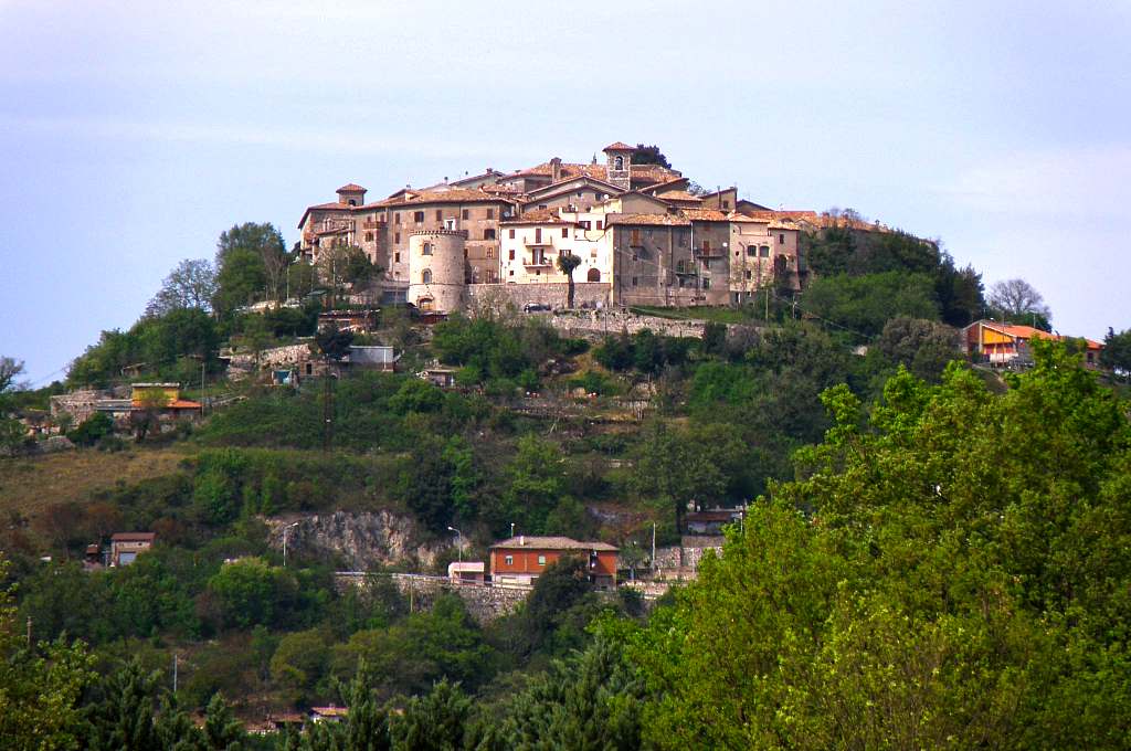 Montasola, borgo della Sabina, in provincia di Rieti, vista dalla strada che sale al borgo.