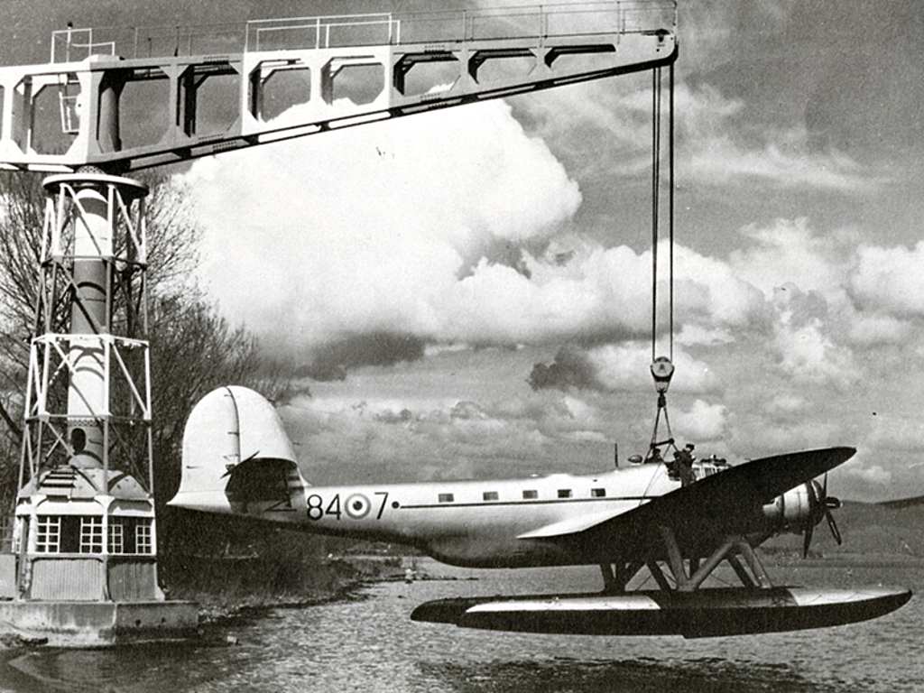 Antico Idroscalo di Vigna di Valle: dettaglio di un idrovolante sollevato dalla gru, localizzata ancora oggi sulla sponda del Lago di Bracciano