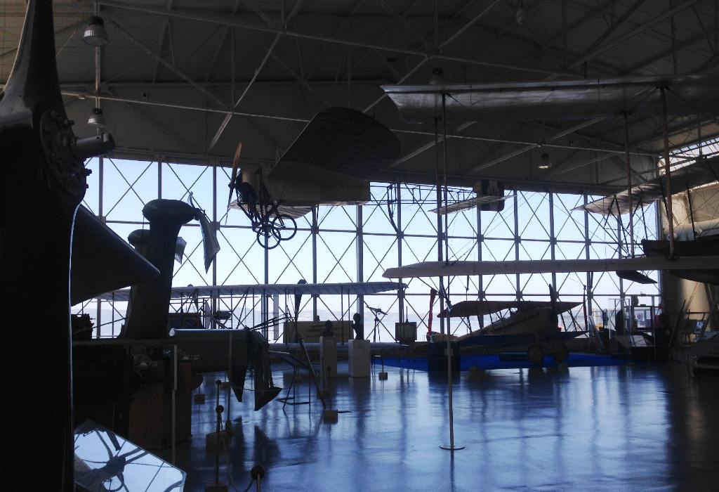 Museo dell'Aeronautica Militare di Vigna di Valle, interno di uno degli hangar espositivi affacciati sul Lago di Bracciano