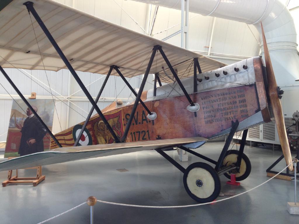 Dettaglio dello Spad S. VII, esposto nell'Hangar Troster del Museo di Vigna di Valle. Il velivolo fu utilizzato dall'Asso dell'aviazione italiana, Francesco Baracca, per il suo ultimo volo prima di morire