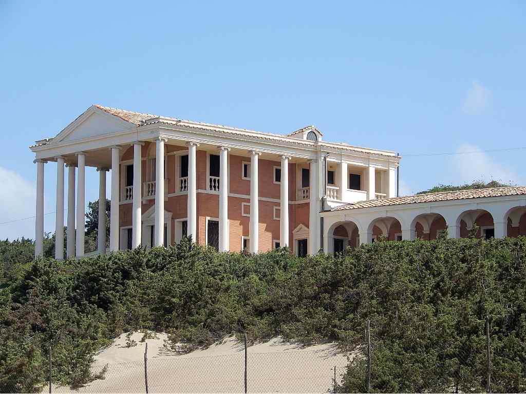 Vista di Villa Volpi, costruita sulle dune della spiaggia di Sabaudia. E' la villa più monumentale e sontuosa tra le ville dei vip che si affacciano sulla spiaggia di Sabaudia