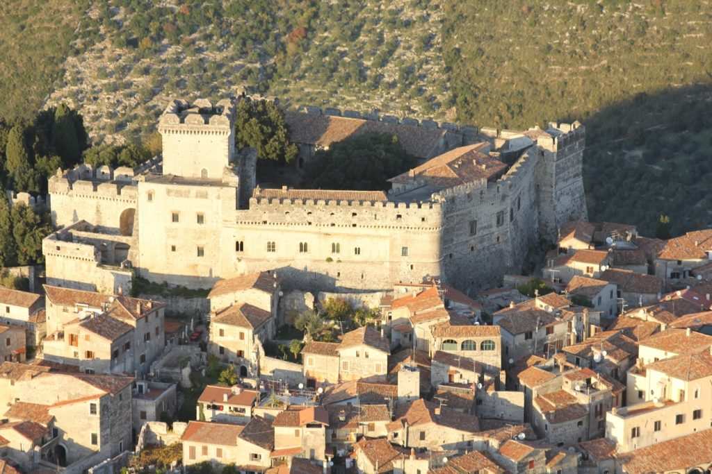 Castello di Sermoneta: vista dall'alto sul castello e sul borgo di Sermoneta che si sviluppa intorno alle mura. Dal Castello emerge la torre, detta Mastio, dove risiedevano i Caetani.