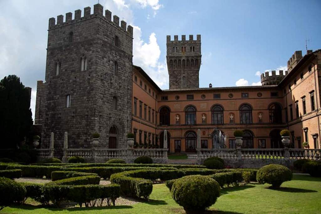 Il Castello di Torre Alfina, vista della torre primitiva di origine longobarda e del cortile rinascimentale. In primo piano il giardino realizzato nei primi anni del Novecento.