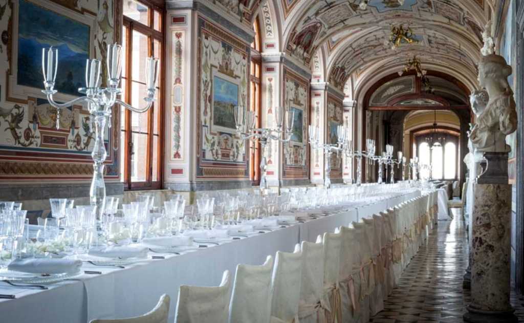 Castello di Torre Alfina, vista di una delle gallerie interne, interamente affrescate, utilizzate per celebrare matrimoni da favola.