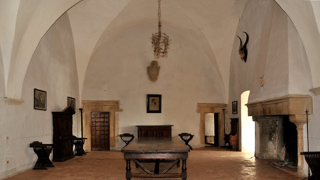 Castello Caetani di Sermonata, vista interna della Sala dei Baroni, costruita dai Caetani nel XV secolo. E' visibile uno degli tre archi a sesto acuto che dividevano la sala in quattro campate.
