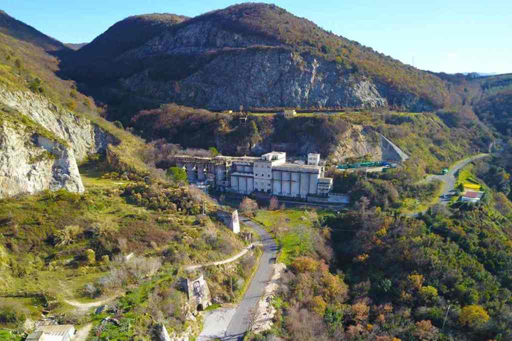 Vista aerea di una parte del territorio del Parco dei Monti Lucretili, tra Marcellina e San Polo dei Cavalieri, dove si trova l'ex cava CIDI, riqualificata con l'intervento di land art "La Miniera d'Oro".