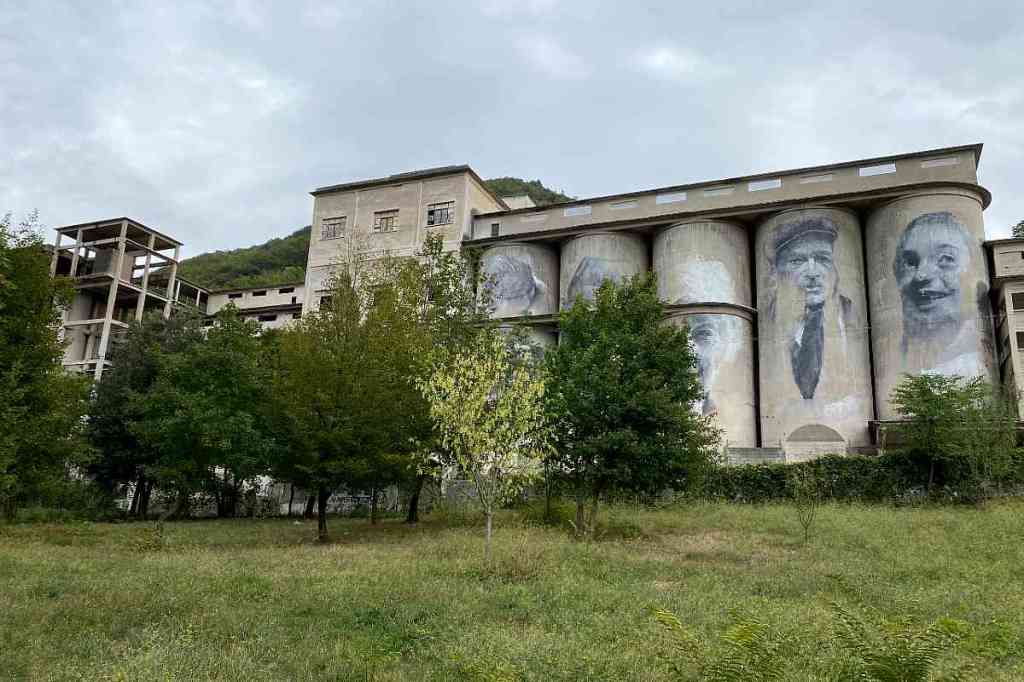 Vista del  Cementificio dell'ex Cava CIDI di Marcellina, riqualificato con l'intervento di Land Art "Facce di Pietra", facente parte del progetto "La Miniera d'Oro".