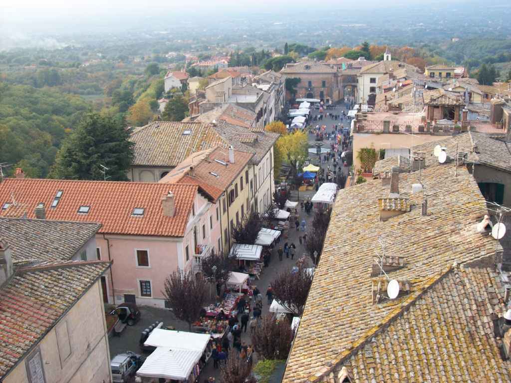 Vista di via Andrea Doria, asse viario principale del borgo di San Martino al Cimino, durante la Sagra della Castagna, scattata dal terrazzo di Palazzo Doria Pamphilj
