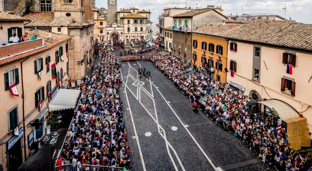 Vista della piazza principale di Soriano nel Cimino durante il Corteo Storico organizzato in occasione della Sagra delle Castagne