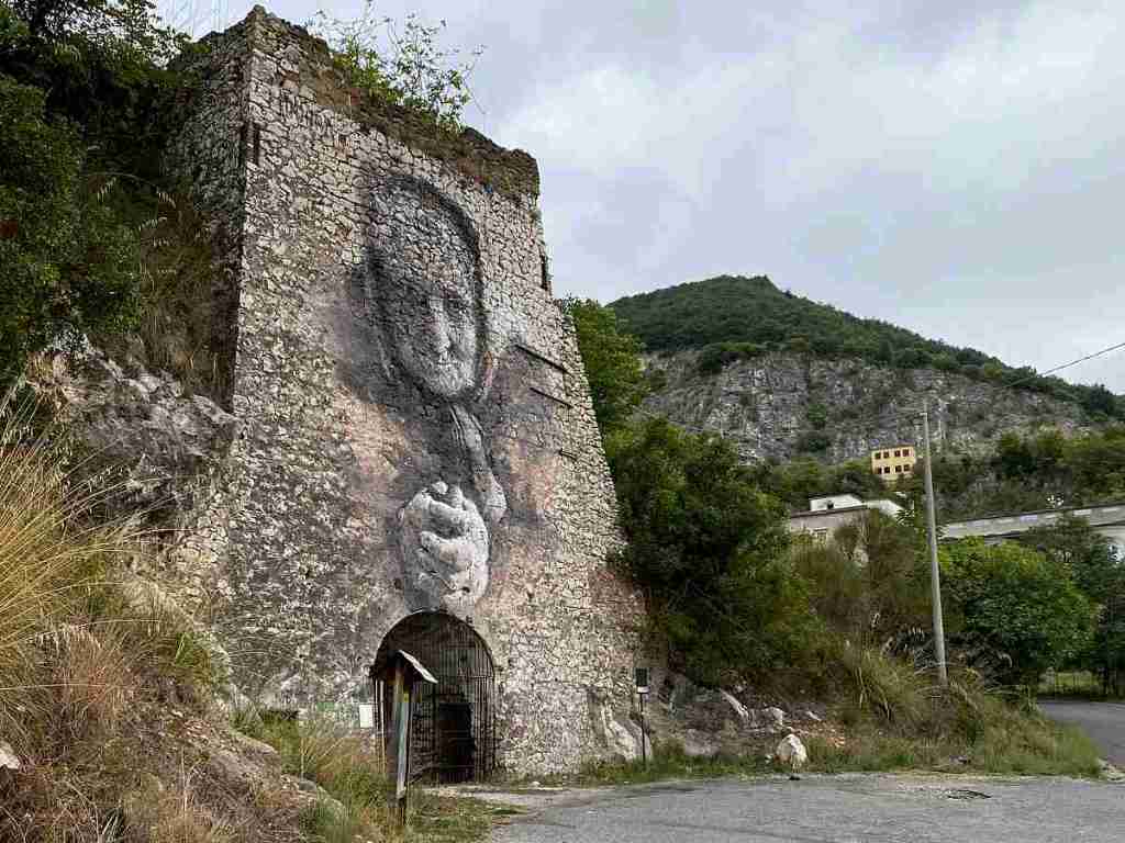 Vista dell'Altoforno dell'ex Cava CIDI di Marcellina, riqualificato con l'intervento di Land Art "Teodora", facente parte del progetto "La Miniera d'Oro".