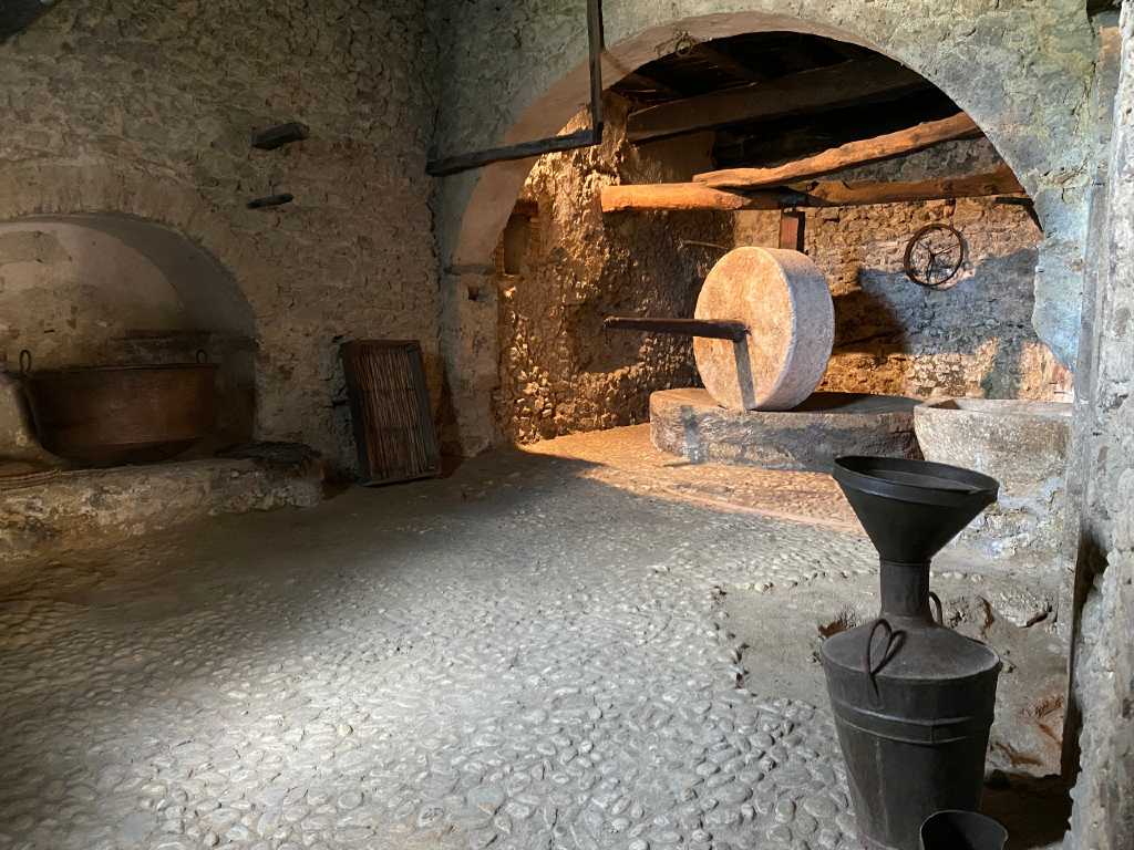 Sala del frantoio all'interno del Museo dell'Olio della Sabina a Castelnuovo di Farfa. Qui, in un ambiente originale del XVIII secolo si trova un vecchio frantoio a trazione animale, che conclude l'itinerario di visita del Museo all'interno di Palazzo Perelli.