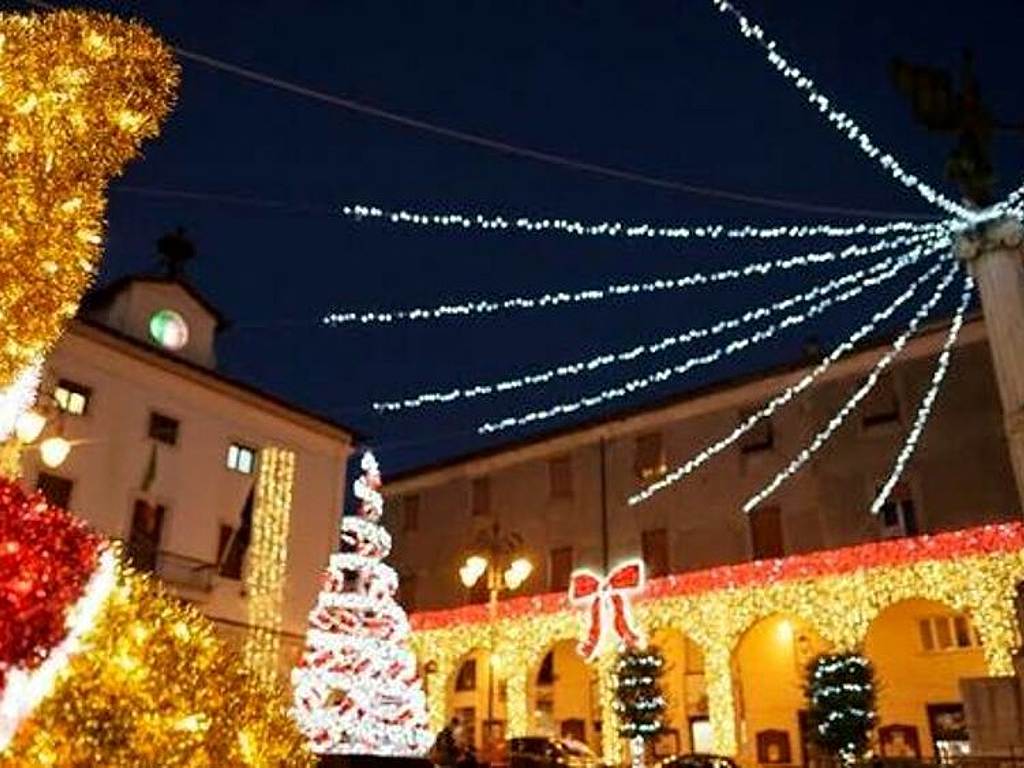 Luminarie natalizie in Piazza Matteotti a Ferentino. Uno spettacolo di luci natalizie che illumina vari quartieri della cittadina ciociara.