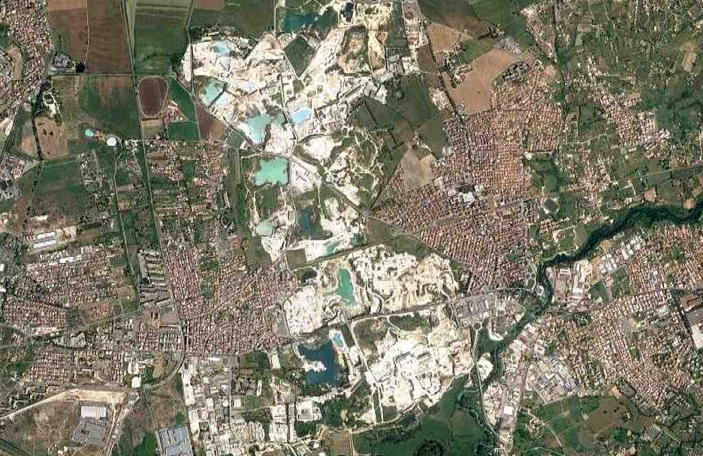 Foto aerea della zona delle cave di travertino estesa tra Tivoli e Guidonia, nei pressi di Roma.