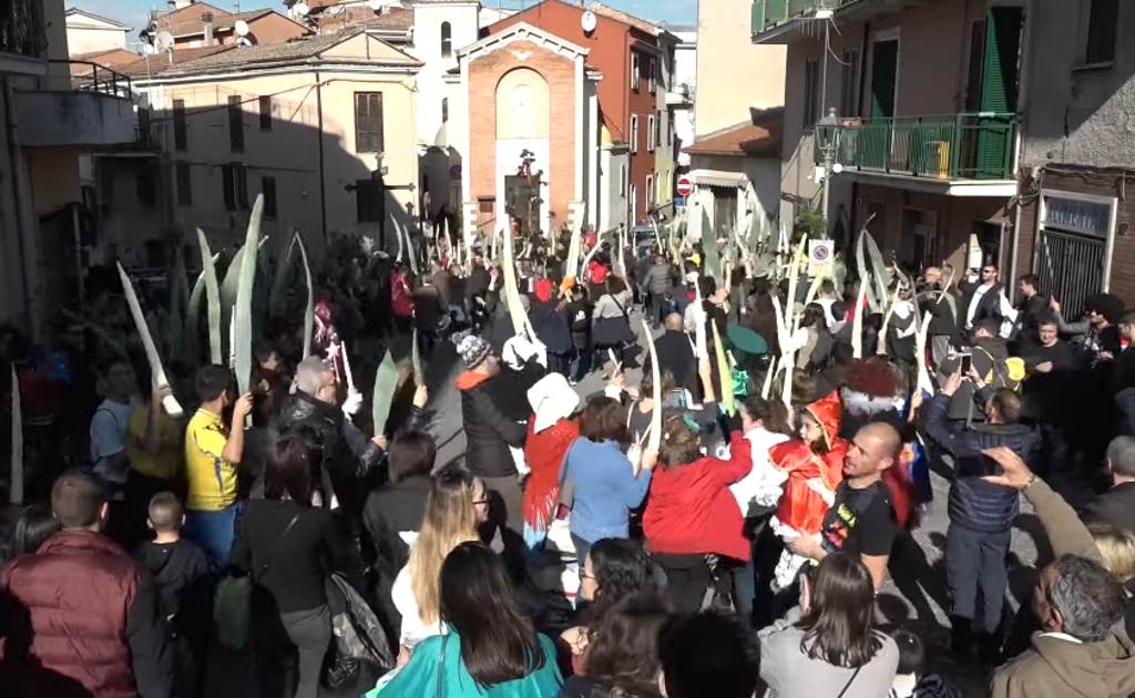 Carnevale storico di Frosinone: moltitudine di persone per le strade del centro durante il Carnevale. Tutte hanno in mano la Radeca.