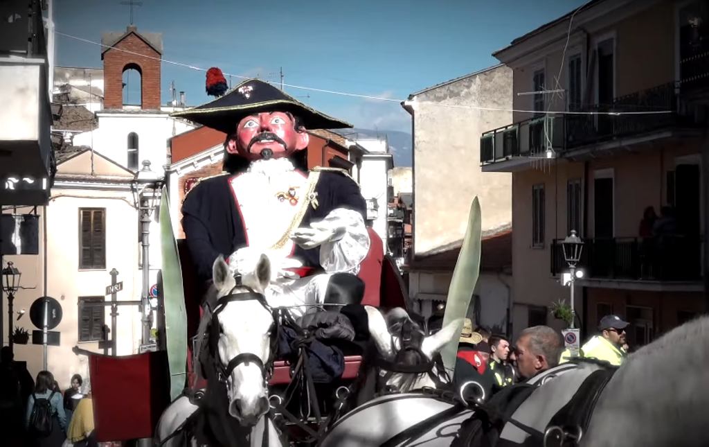 Immagine del fantoccio del Generale Championnet, simbolo del carnevale storico di Frosinone, trasportato su di un carro per le strade del centro.